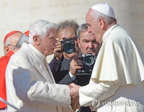 손 맞잡은 베네딕토 16세(왼쪽)와 프란치스코 교황. [EPA=연합뉴스 자료사진] 