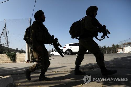 작년 11월 13일(현지시간) 요르단강 서안의 도시 헤브론에서 이스라엘 군인들이 걷고 있다.[EPA=연합뉴스]