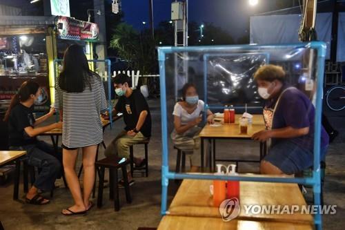 비닐 가림막이 설치된 태국 방콕의 한 야외 식당 모습. 2020.5.22