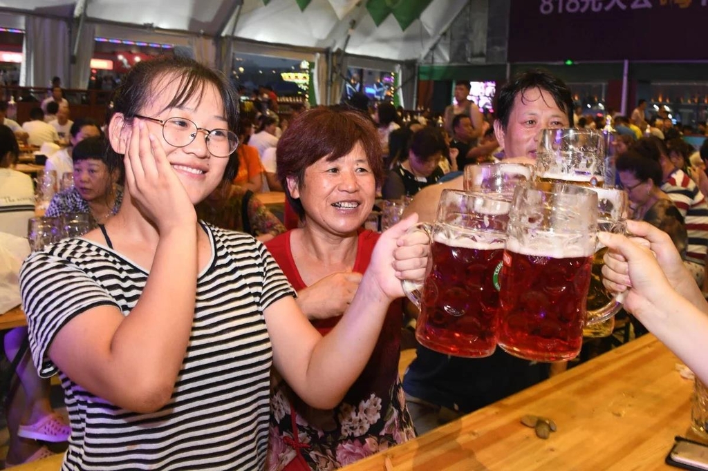 칭다오의 맥주 축제를 즐기는 중국인들