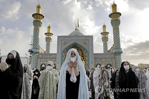 24일 라마단 종료를 기념해 예배하는 이란 무슬림