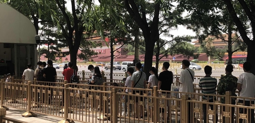 (베이징=연합뉴스) 김윤구 특파원 = 3일 베이징 톈안먼 앞에서 관람객들이 보안검색을 기다리고 있다. 