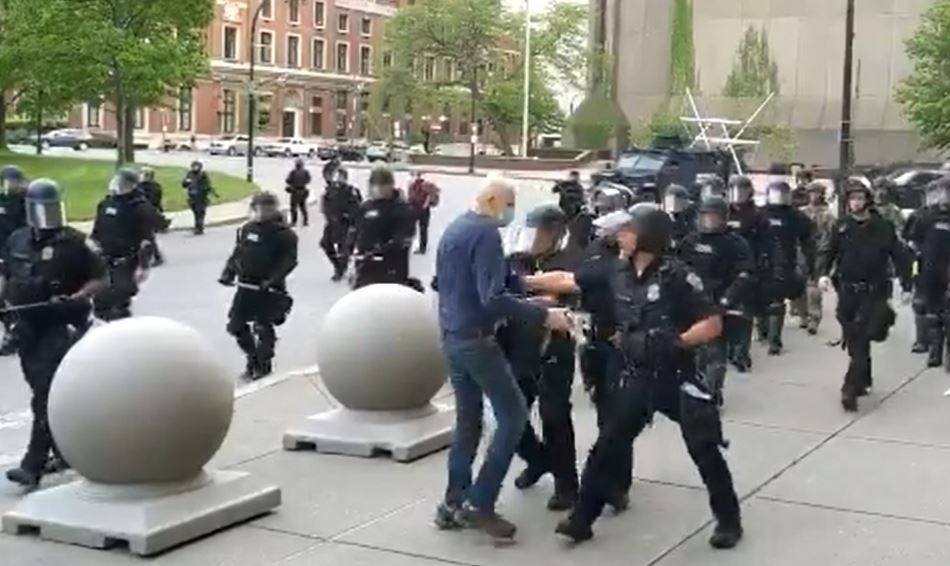 70대 노인을 밀치는 뉴욕 경찰들