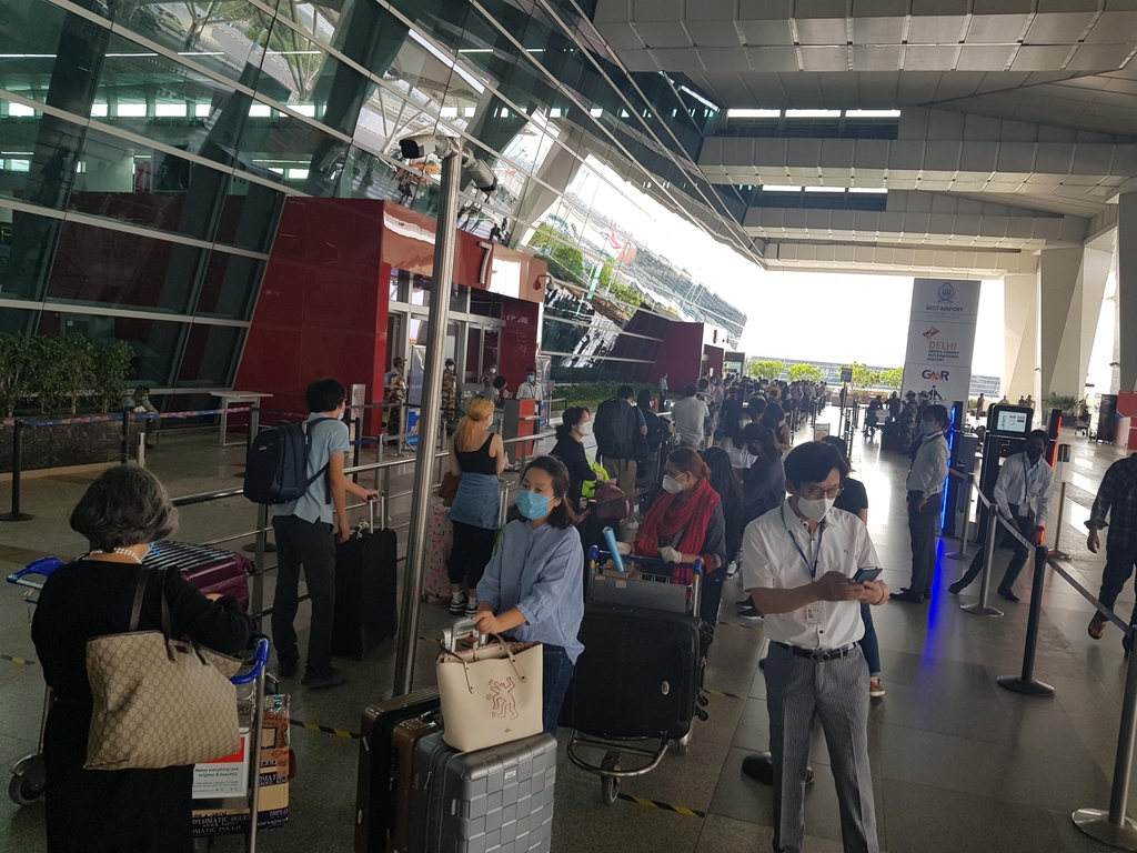 5일 인도 뉴델리 인디라 간디 국제공항에서 특별기 탑승 수속을 밟고 있는 한국 교민들. [재인도한인회 제공. 재판매 및 DB 금지]
