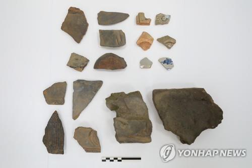 기와, 전돌, 청자, 백자 조각 등 대성동마을에서 수습된 다양한 유물들