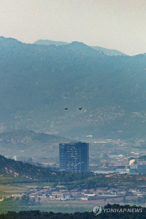(파주=연합뉴스) 임병식 기자 = 지난 22일 경기도 파주시 접경지역에서 바라본 개성공단에서 북한의 남북공동연락사무소 폭파로 파손된 개성공단지원센터 위로 새들이 날아가고 있다.