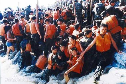 1998년 대홍수 당시 제방 붕괴 막는 중국군 장병들