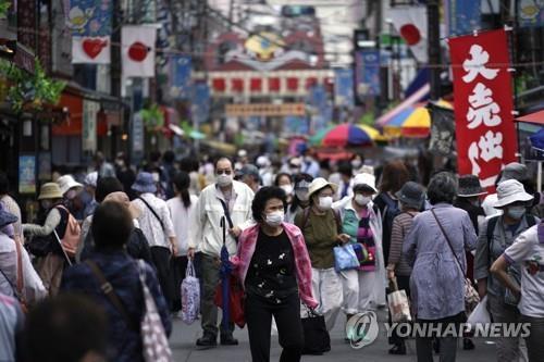 (도쿄 AP=연합뉴스) 24일 도쿄의 상점가가 마스크를 쓴 사람들도 붐비고 있다.