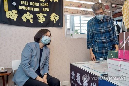 대만으로 옮긴 코즈웨이베이서점 방문한 차이잉원 총통(왼쪽)