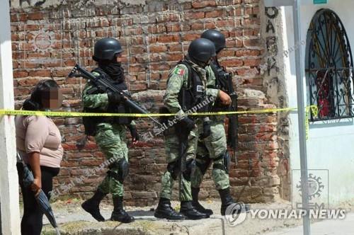 지난달 6일 총격이 발생한 멕시코 과나후아토주 이라푸아토의 한 마약 재활센터를 군인들이 지키고 있다. [로이터=연합뉴스]