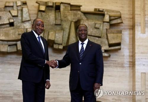 와타라(우) 코트디부아르 대통령이 쿨리발리 총리 생전에 함께 포즈를 취한 모습