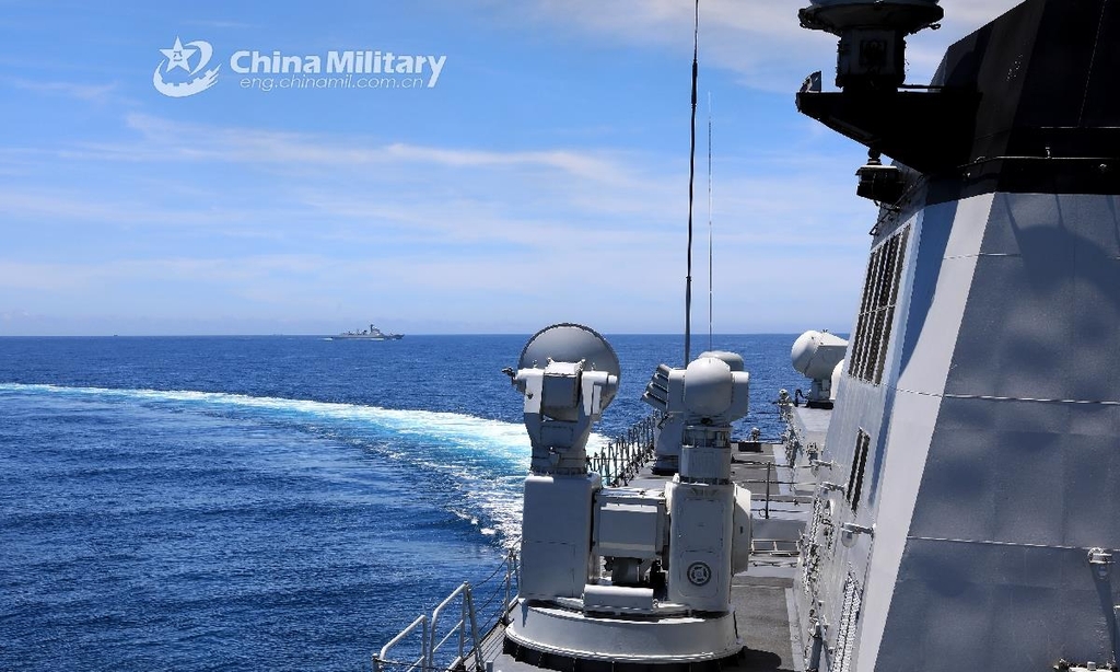 남중국해서 훈련하는 중국 군함