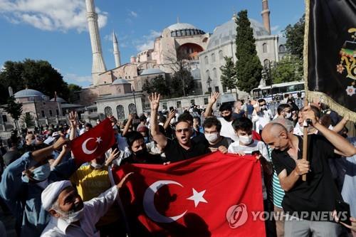성소피아 박물관 지위 취소에 환호하는 터키의 이슬람 신자