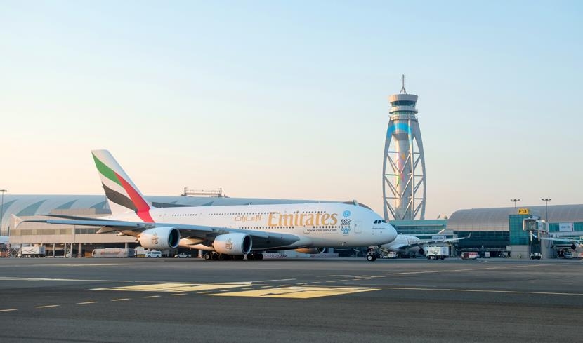 두바이 공항에 착륙한 에미레이트항공 여객기