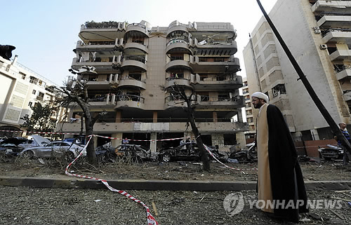 2013년 11월 20일 레바논 베이루트 남부지역에 있는 이란 대사관 인근에서 두 차례 자살폭탄이 터져 건물이 훼손됐다. [EPA=연합뉴스 자료사진]