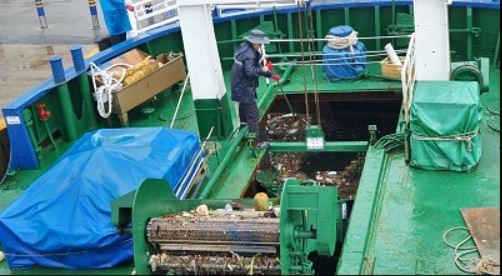 청항선을 투입하여 해양 부유쓰레기를 수거하는 모습.