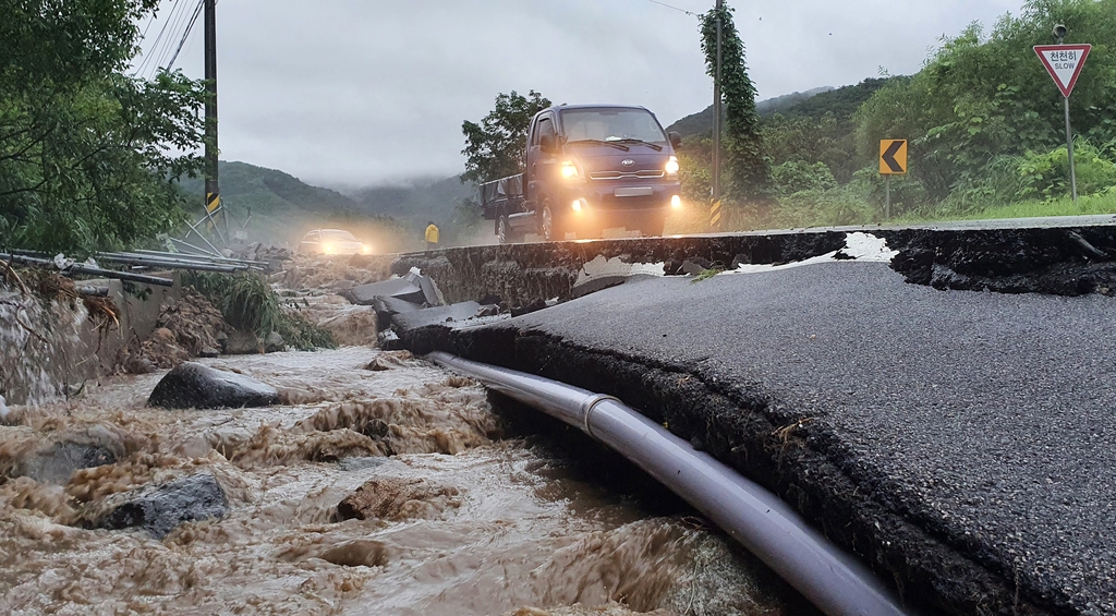 폭우로 유실된 강원 철원군 육단리의 도로