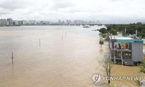 물에 잠긴 여의도 한강공원[연합뉴스 자료사진]