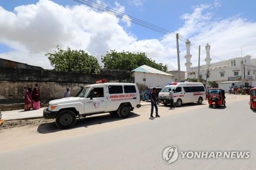 8일 소말리아 모가디슈 자살폭탄 테러현장 인근에 앰뷸런스가 보인다.