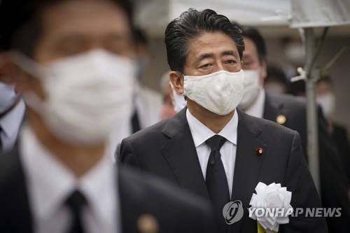 (나가사키 EPA=연합뉴스) 아베 신조(安倍晋三) 일본 총리가 9일 일본 나가사키(長崎)시에서 열린 원폭 희생자 추모 행사장에 도착하고 있다.