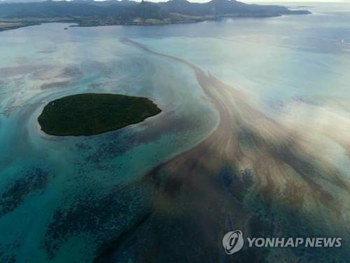 10일 사고 선박 일본 와카시오호에서 흘러나온 기름띠가 퍼져나가고 있다.