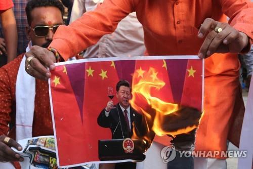 인도 보팔에서 시진핑(習近平) 중국 국가 주석의 사진을 불태우는 시위대. [EPA=연합뉴스]