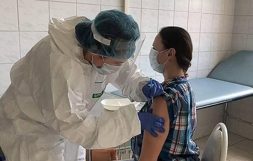 러시아 의료진이 가말레야 센터 백신 임상 시험을 위해 자원자에게 접종하는 모습 [타스=연합뉴스 자료사진]