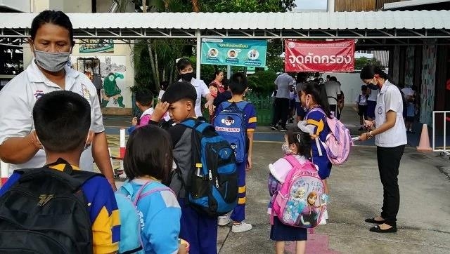 5개월 만에 개학한 학교에 가는 태국 학생들. 2020.8.13
