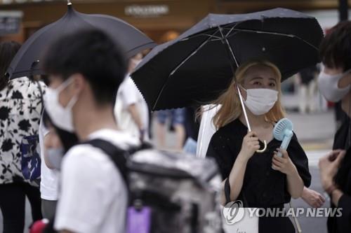 일본 도쿄 번화가인 시부야에서 마스크를 쓰고 걸어가는 행인들. [AP=연합뉴스 자료사진]