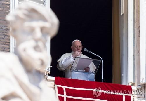 15일 성베드로 광장을 바라보며 삼종기도 훈화를 하는 프란치스코 교황