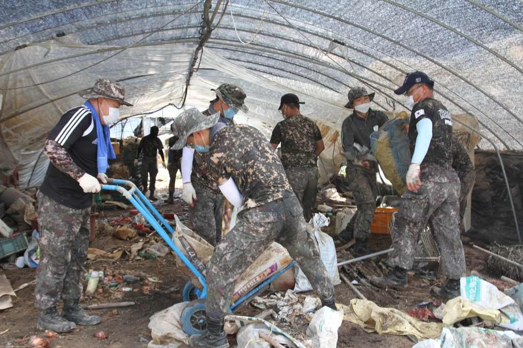 수해 복구 지원하는 31사단 예비군 지휘관과 상근예비역
