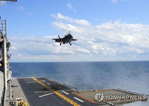 강습상륙함에 착륙하는 F-35B 스텔스 전투기