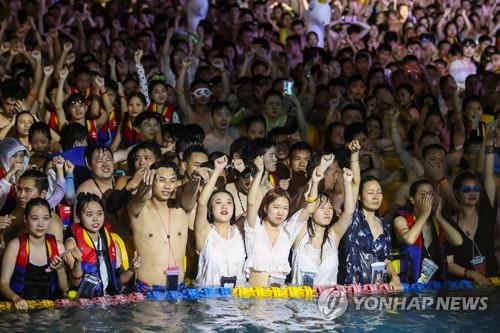 '노 마스크' 수영장 파티 즐기는 우한 시민들 