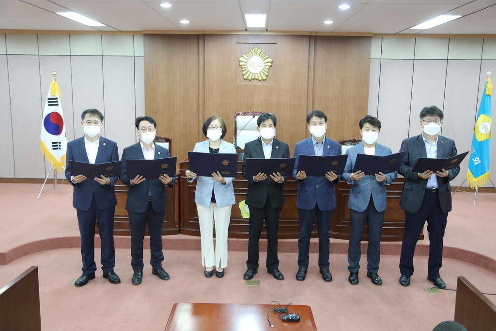 성명 발표하는 증평군의원들