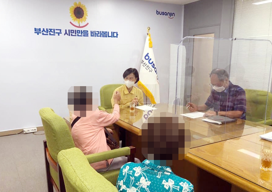 부산진구청 찾아와 1천100만원 기부한 할머니(왼쪽 첫번째)