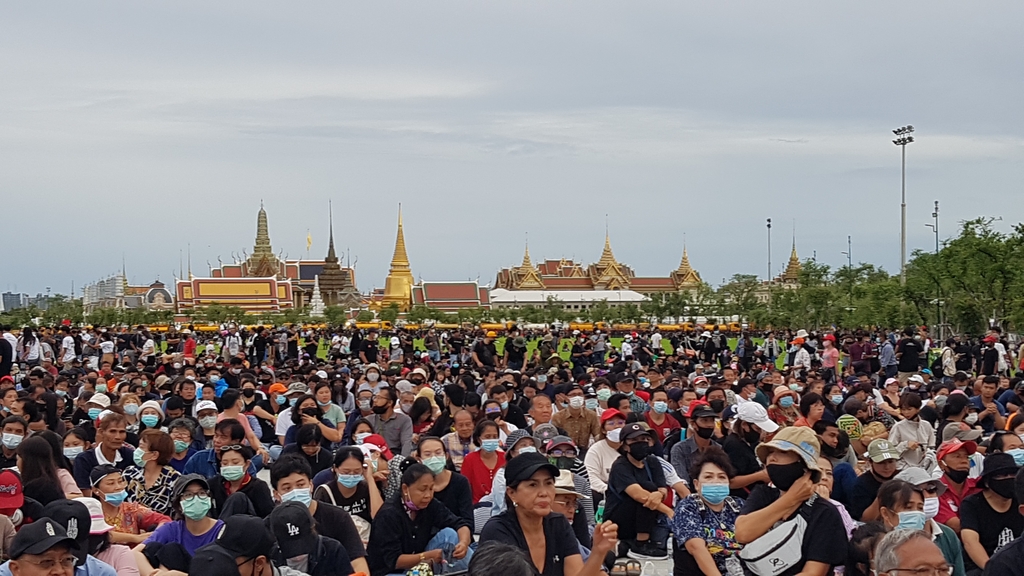 반정부 집회 참석자들 뒤로 태국 왕궁이 보인다. 2020.9.19
