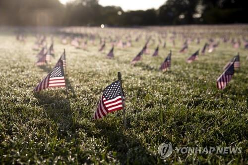 22일(현지시간) 미국 워싱턴DC의 내셔널몰 워싱턴기념비 주변에 코로나19 사망자를 추모하기 위한 미국 국기 수천개가 설치됐다. [EPA=연합뉴스]