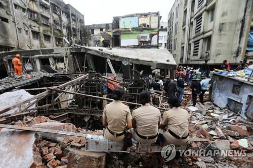 21일 인도 뭄바이 인근 비완디에서 무너진 3층 건물 구조 현장. [로이터=연합뉴스]