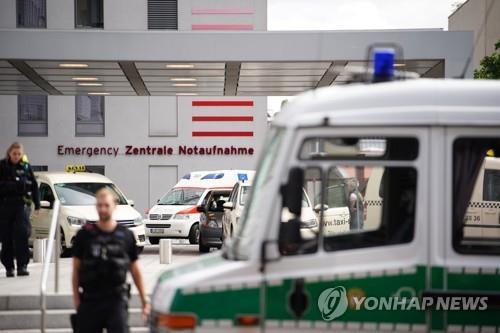 나발니 입원 중이던 샤리테 병원 앞을 지키는 독일 경찰 [EPA=연합뉴스]