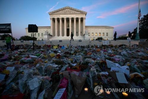 워싱턴DC 연방대법원 앞에 놓인 꽃들[AFP=연합뉴스]