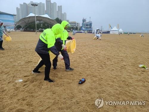 쓰레기 줍는 속초시시설관리공단 직원들[연합뉴스 자료사진]