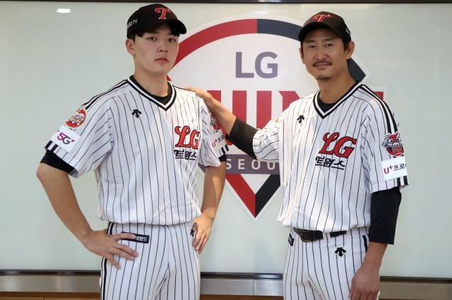 LG 원년 클래식 유니폼 입은 이민호(왼쪽)와 박용택