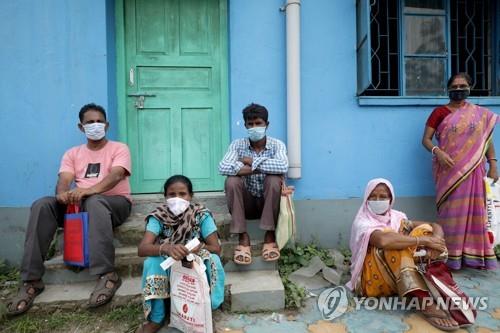 인도 콜카타에서 마스크를 쓰고 코로나19 검사를 기다리는 주민. [EPA=연합뉴스]