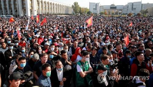 (비슈케크 EPA=연합뉴스) 키르기스스탄 야권 지지자 수천 명이 지난 5일(현지시간) 수도 비슈케크의 중심가에 있는 알라투 광장에서 선거 부정을 주장하며 총선 불복 시위를 벌이고 있다.