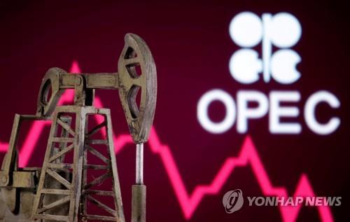 석유수출국기구(OPEC) 로고 앞에 놓은 석유 시추 펌프 모형