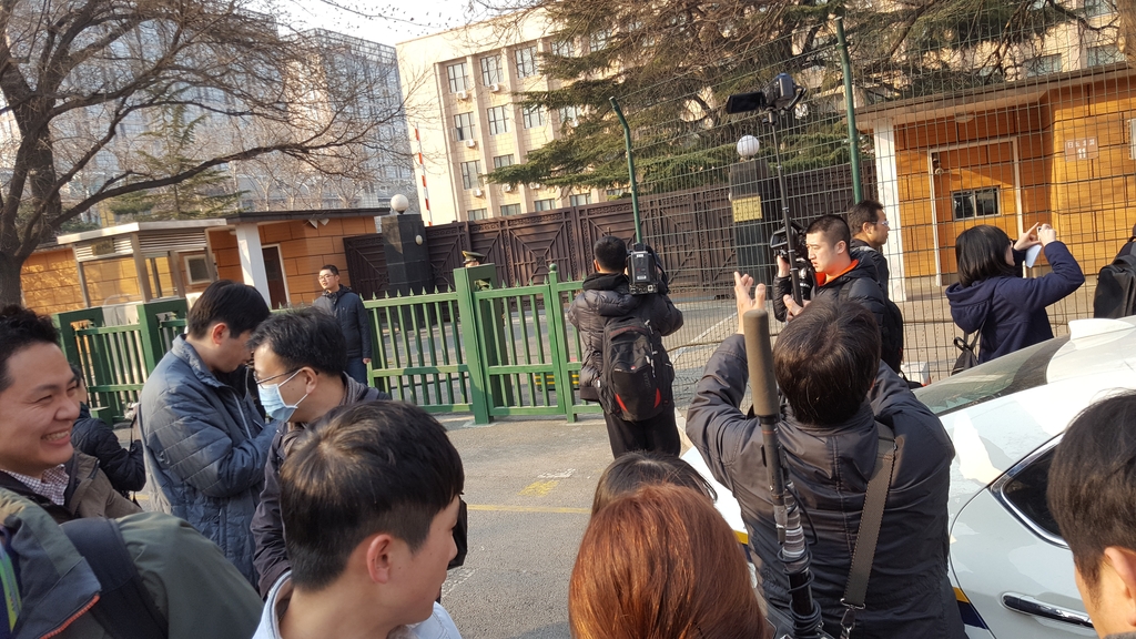 주중 북한대사관 기자회견 소식에 몰려든 외신 기자들