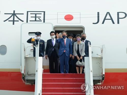 일본 스가 총리, 인도네시아 수카르노하타 공항 도착