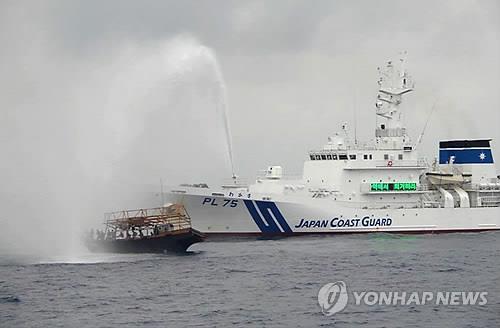 일본 해상보안청 순시선이 2017년 7월 동해 대화퇴 주변에서 불법 조업을 이유로 북한 어선을 향해 물대포를 쏘고 있다. (EPA=연합뉴스 자료사진) 