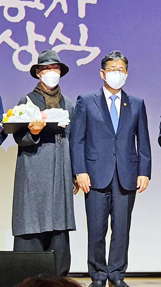 옥관문화훈장 받은 박대성 화백(왼쪽)