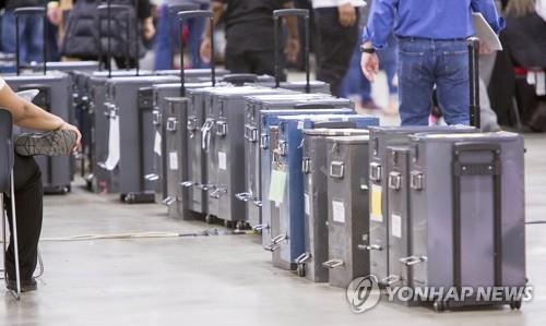 미 미시간주 개표장에 도착한 대선 부재자 투표용지함 (디트로이트 EPA=연합뉴스) 4일(현지시간) 미국 대선 경합 주(州) 가운데 한 곳인 미시간주 디트로이트의 TCF센터에 마련된 개표장 앞에 부재자 투표용지 함이 도착해 있다. 철저한 경비 속에 운송된 이들 부재자 투표용지는 검증을 거친 뒤 개표에 들어간다. 미시간주는 개표 후반 들어 도널드 트럼프 대통령과 조 바이든 민주당 후보가 피 말리는 접전을 보이고 있다. sungok@yna.co.kr